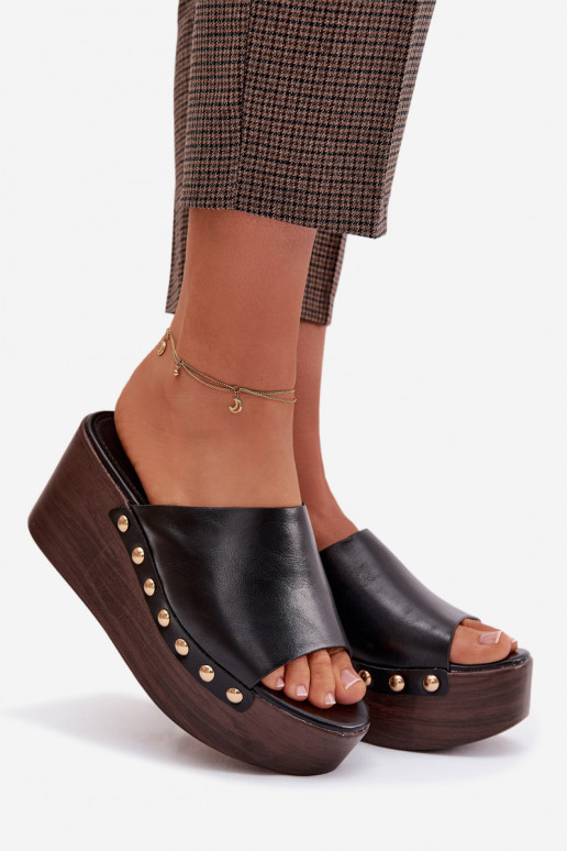 Pantoufles pour femmes Sur un coin et plateforme Ze couleur doréemi Goujons couleur noire Farinelle