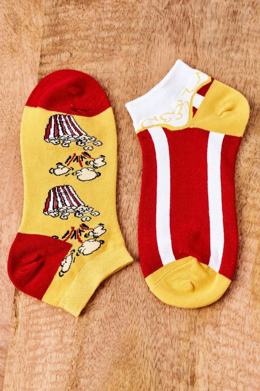 Chaussettes une paire de modèles différents avec du pop-corn jaune --couleur rouge