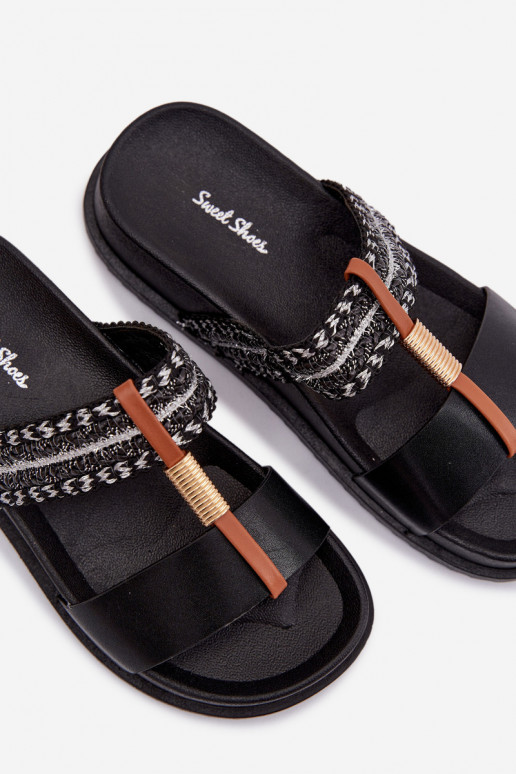 Pantoufles pour femmes avec une plateforme avec des bandes I couleur doréem Detalem couleur noire Tahlia