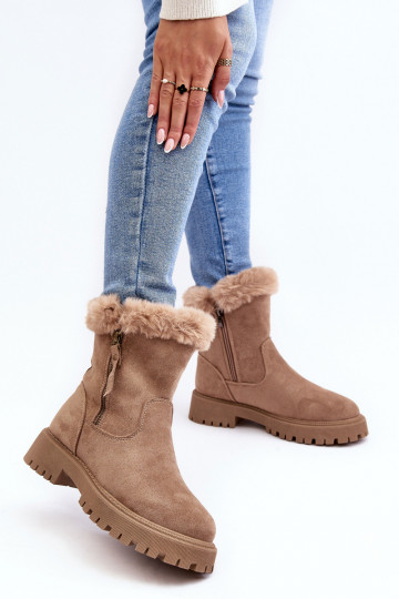 Bottes en daim Féminin avec un manteau de fourrure beige Hasiva