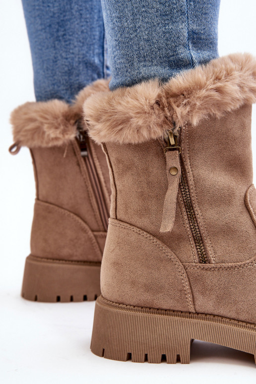 Bottes en daim Féminin avec un manteau de fourrure beige Hasiva