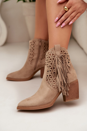 Bottes ajourées style coÀ-boy Féminin avec des talons avec des franges beige Calissey