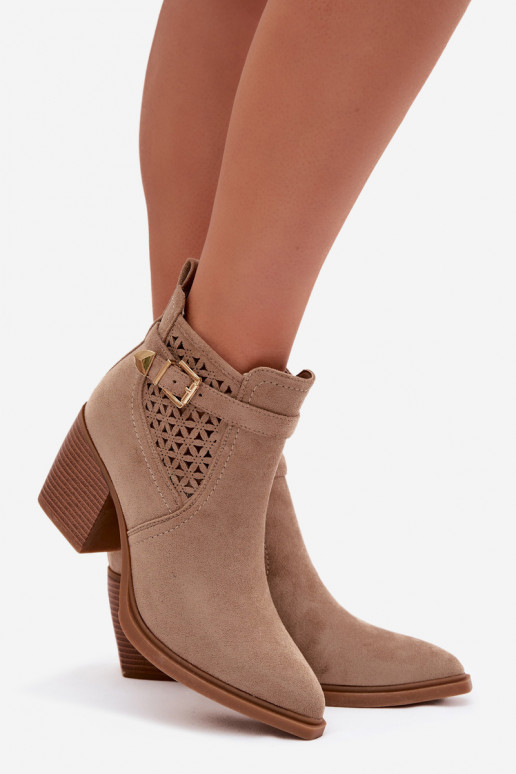 avec des éléments ajourés Bottes pour femmes Ajourém Un exemple I Złotą avec boucles beige Deloriah