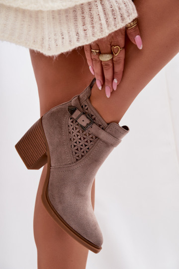 Vrouwen laarzen met ażurol elementen en gesp in zandkleur Deloriah