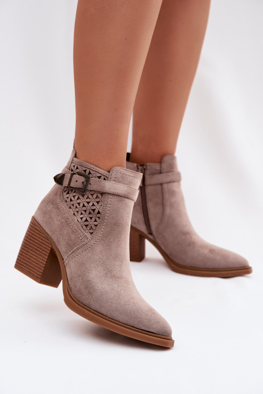 avec des éléments ajourés Bottes pour femmes Ajourém Un exemple I Złotą avec boucles beige Deloriah