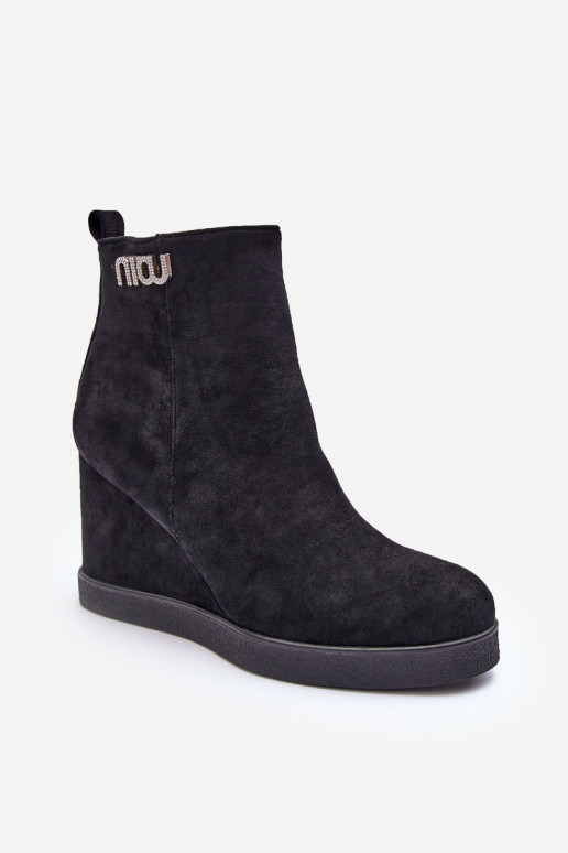 en daim réchauffer Bottes Sur un coin avec des ornements couleur noire Vere