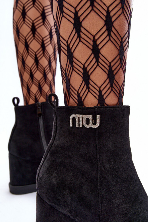 en daim réchauffer Bottes Sur un coin avec des ornements couleur noire Vere