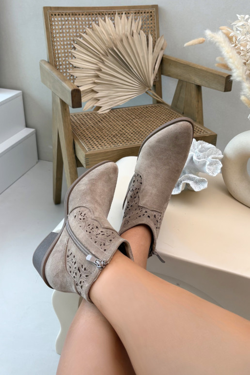 Ajourierte Damen-Stiefeletten mit breiten Absätzen S.Barski HY61-8026 sandfarbene Farbe