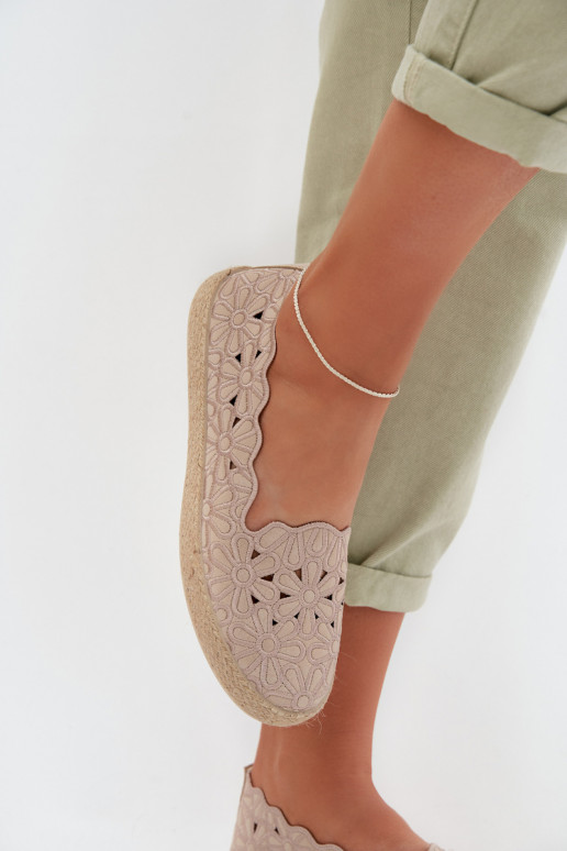 Espadrilles avec des éléments ajourés avec des fleurs beige Merivelle