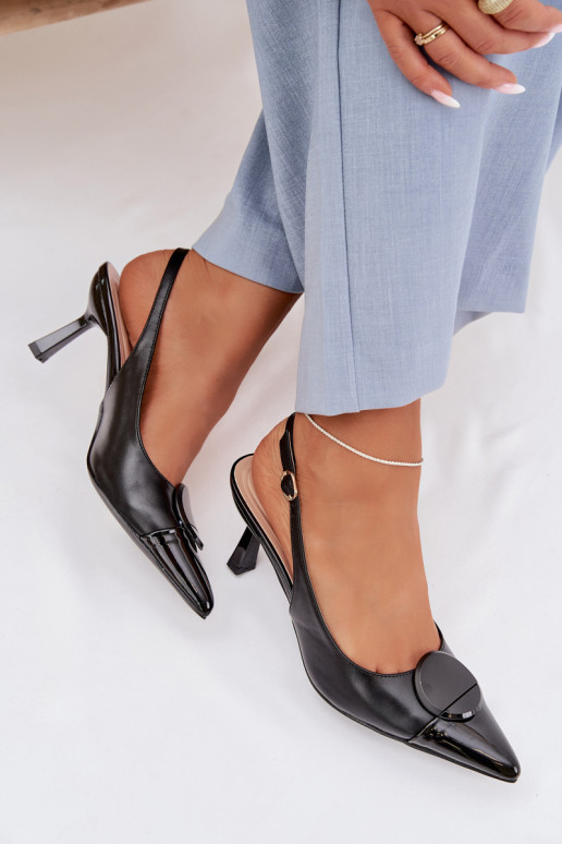 Sandales pour femmes avec des talons fins Avec des décorations Detalem couleur noire Il fautriae