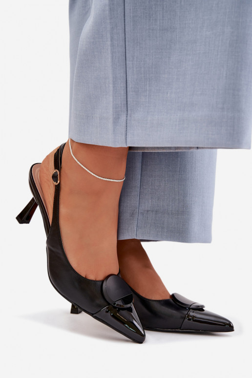 Sandales pour femmes avec des talons fins Avec des décorations Detalem couleur noire Il fautriae