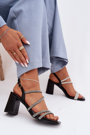 Sandales à talons hauts pour femmes avec des lanières et des zircones de couleur noire Brelia
