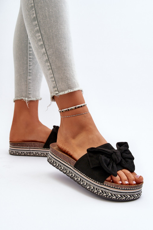 Pantoufles pour femmes avec une plateforme avec des rubans couleur noire Evatria