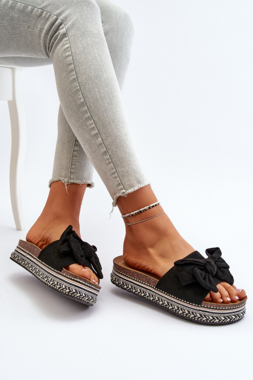 Pantoufles pour femmes avec une plateforme avec des rubans couleur noire Evatria