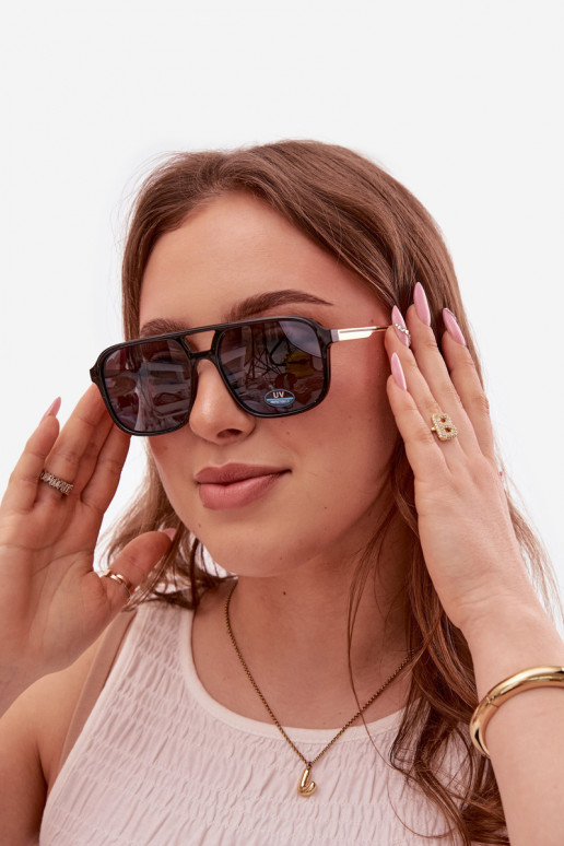 Des lunettes de soleil FémininFiltrem UV couleur noire