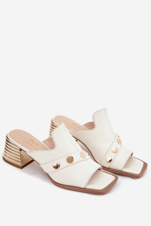 Pantoufles en cuir avec des talons avec des talons décorés D&A CR61-3063 couleur blanche