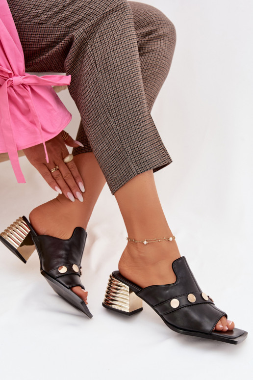 Lederhausschuhe mit Absätzen mit verzierten Absätzen D&A CR61-3063 schZuarze Farbe