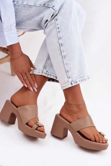 Mules pour femmes avec talon en forme de colonne et détails dorés sable Sinora