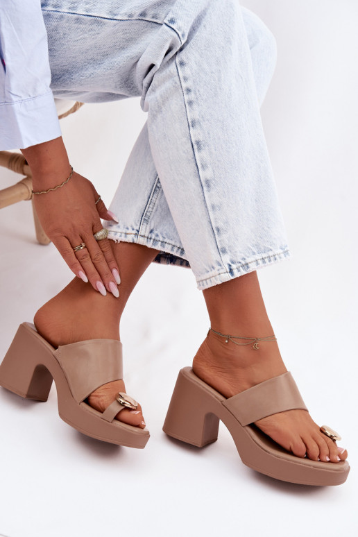 Damespantoffels Op SłupkoInym Obcasie Ze gouden kleurm Detalem beige Sinora