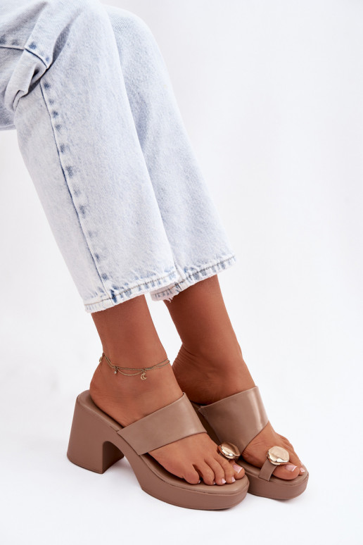 Pantoufles pour femmes Activé SłupkoÀym Obcasie Ze couleur doréem Detalem beige Sinora