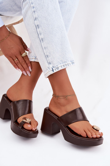 Damespantoffels Op SłupkoInym Obcasie Ze gouden kleurm Detalem CzekoladoIne Sinora