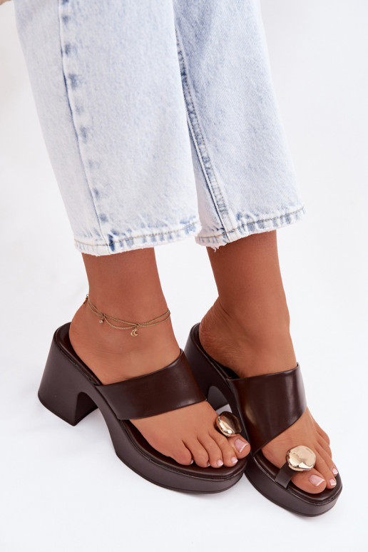 Damespantoffels Op SłupkoInym Obcasie Ze gouden kleurm Detalem CzekoladoIne Sinora