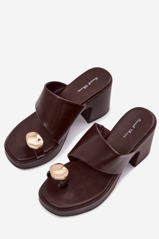 Pantoufles pour femmes Activé SłupkoÀym Obcasie Ze couleur doréem Detalem CzekoladoÀe Sinora