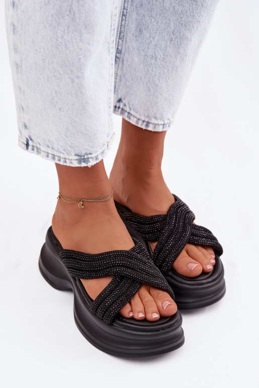 Damenhausschuhe mit einer Plattform Ze Zdobionymi Paskami schZuarze Farbe Eslira