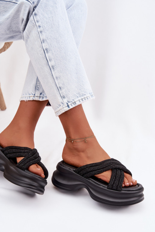 Pantoufles pour femmes avec une plateforme Ze Zdobionymi Paskami couleur noire Eslira