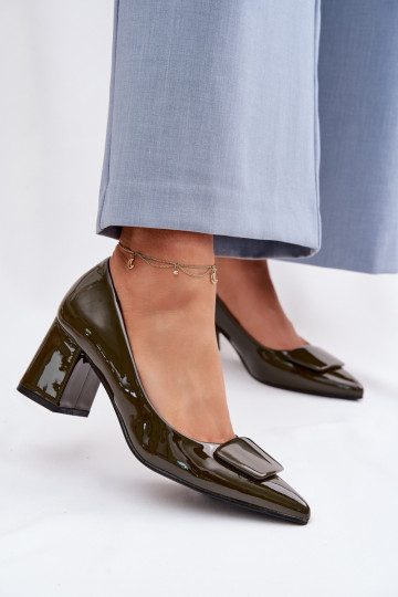 Schuhe mit Lackeffekt und Absätzen mit Ornamenten in Chaki Isoline
