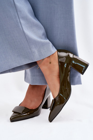 Schuhe mit Lackeffekt und Absätzen mit Ornamenten in Chaki Isoline 2