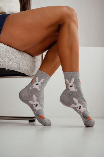 Chaussettes pour femmes grises avec des lapins et des cœurs
