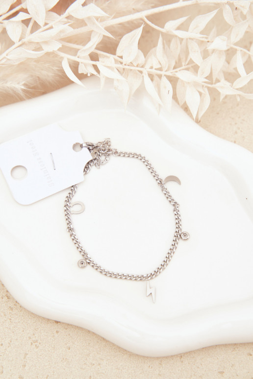 Ein Armband Am Bein mit Anhängern Silberfarbe