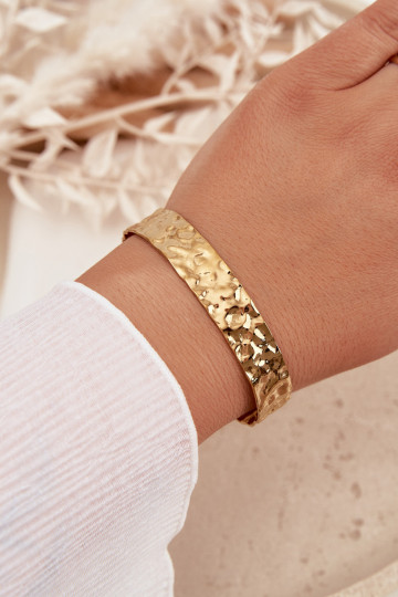 Un bracelet Féminin en acier inoxydable couleur dorée
