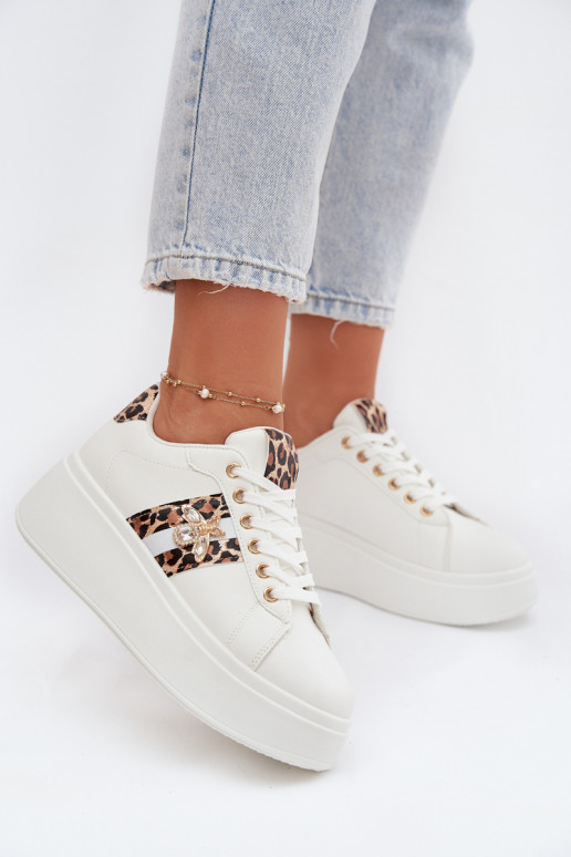 Chaussures modèle baskets Féminin avec une plateformePrzypinką couleur blanche avec des motifs en fourrure de léopard Palvessa