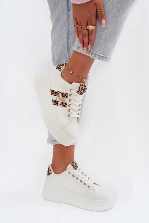 Chaussures modèle baskets Féminin avec une plateformePrzypinką couleur blanche avec des motifs en fourrure de léopard Palvessa