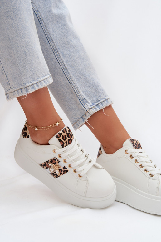 Chaussures modèle baskets Féminin avec une plateformePrzypinką couleur blanche avec des motifs en fourrure de léopard Palvessa