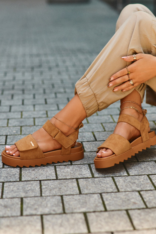 Feminin INildledersandalen mit einer Plattform Big Star NN274705 braune Farbe