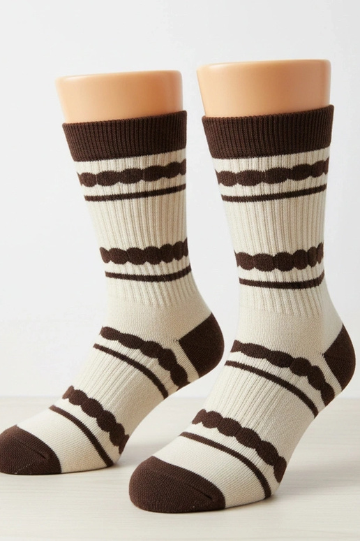 Sandfarbene Socken mit braunen...