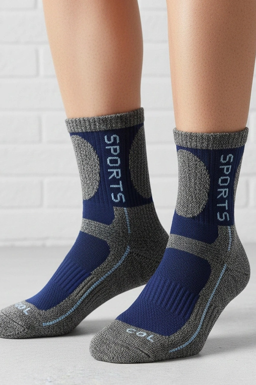 Graue warme Socken mit dunkelblauem...