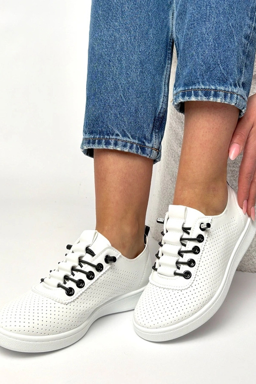 Baskets blanches à enfiler perforées...