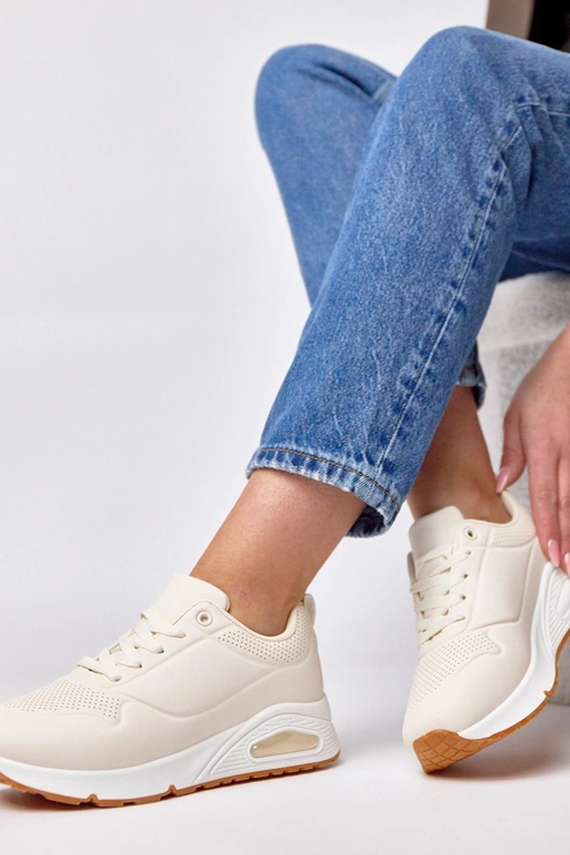 Sandfarbene Sneaker mit dicker Sohle...