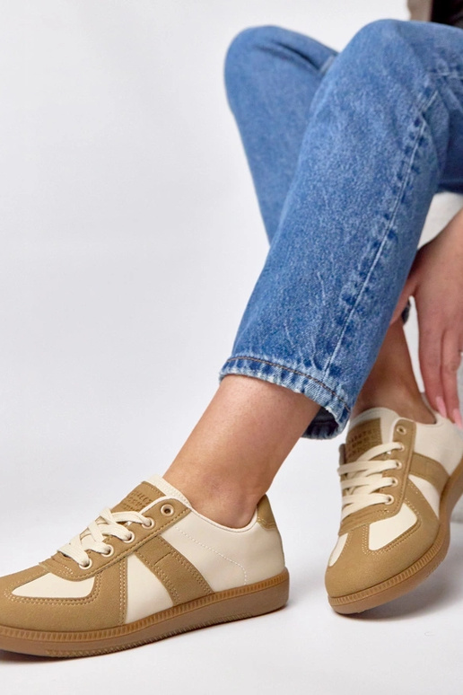 Rood-zandkleurige sneakers op een...