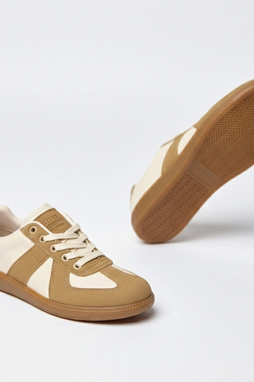 Rood-zandkleurige sneakers op een...