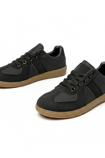 Schwarze Sport-Sneaker auf...