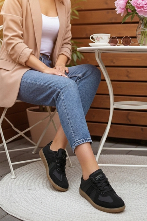 Zwarte sneakers op een platform...