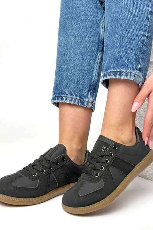 Zwarte sneakers op een platform...