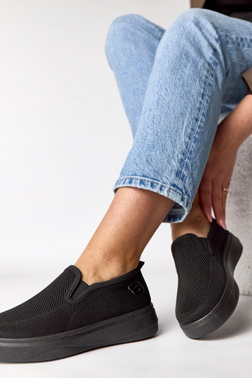 Zwarte stoffen sneakers op... 2