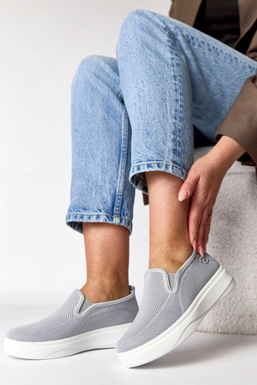 Grijze stoffen sneakers op... 2