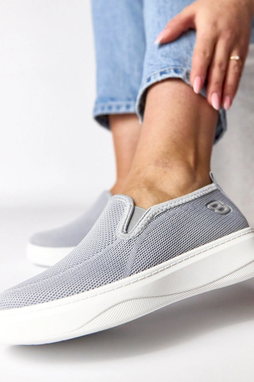 Graue textile Sport-Sneaker auf...